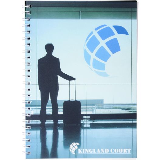 ein mann mit koffer vor einem fenster Desk-Mate® A5 Notizbuch mit Kunststoff Cover und Spiralbindung (Bild 1)