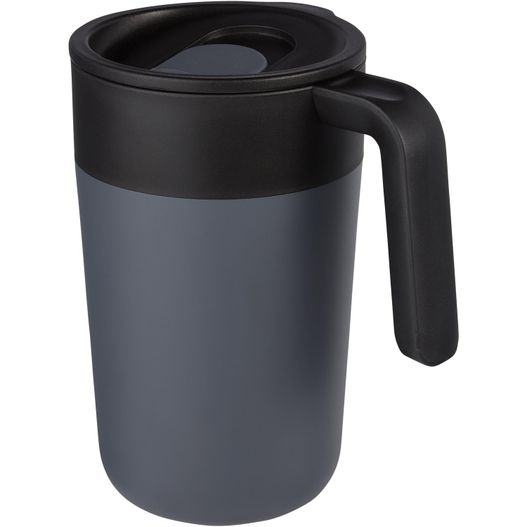 eine schwarze und graue kaffeetasse mit einem griff Nordia 400 ml doppelwandiger Becher aus Recyclingmaterial (Bild 1)