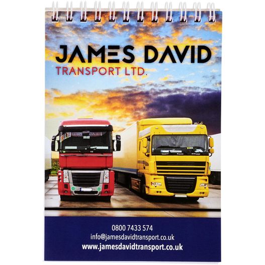ein kalender mit zwei lastwagen darauf Desk-Mate® A6 Notizbuch mit Spiralbindung (Bild 1)