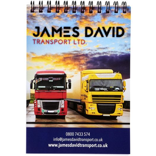 ein werbekalender mit zwei lastwagen darauf Desk-Mate® A6 Notizbuch mit Spiralbindung (Bild 1)
