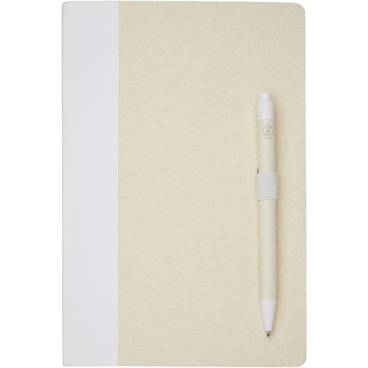 ein stift und ein notizbuch auf einer weißen oberfläche Dairy Dream A5 Notizbuch und Kugelschreiber-Set aus recyceltem Milchkarton (Bild 1)