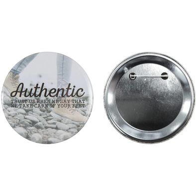 Produktabbildung Metallbutton 75mm mit doppelt gesicherter Nadel Metallbutton 75mm mit doppelt gesicherter Nadel