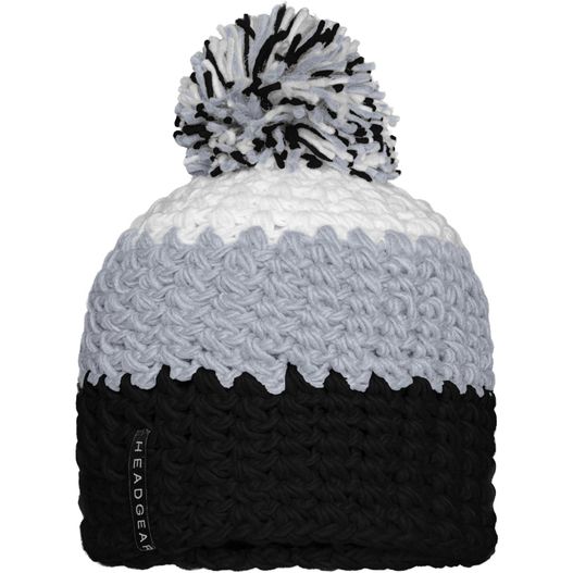 einen schwarzen und weißen hut mit einem pom pom Crocheted Cap with Pompon - Angesagte 3-farbige Häkelmütze mit Pompon (Bild 1)