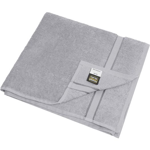 eine gefaltete decke mit einem tag darauf Bath Towel - Badetuch im dezenten Design (Bild 1)