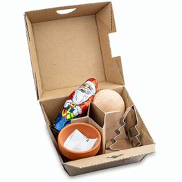 Produktabbildung Geschenk-Set Xmas - V6 - Tontöpfchen mit Fichtensamen, Schoko-Nikolaus, Backförmchen Tannenbaum, Handschmeichler Geschenk-Set Xmas - V6 - Tontöpfchen mit Fichtensamen, Schoko-Nikolaus, Backförmchen Tannenbaum, Handschmeichler