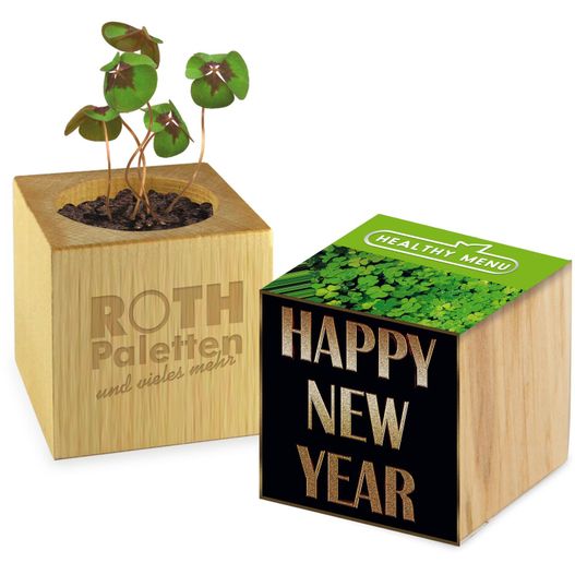 eine pflanze in einer holzkiste mit einer guten neuen jahrkarte Pflanz-Holz Glücksklee - 1 Seite gelasert (* Je nach Verfügbarkeit der Glücksklee-Zwiebeln) (Bild 1)