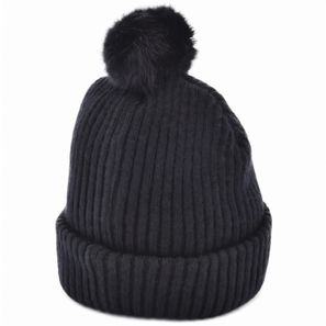 Strickmütze mit Bommel