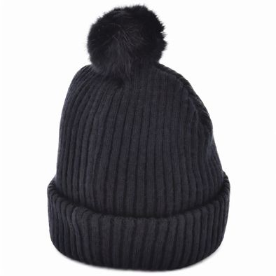 Strickmütze mit Bommel