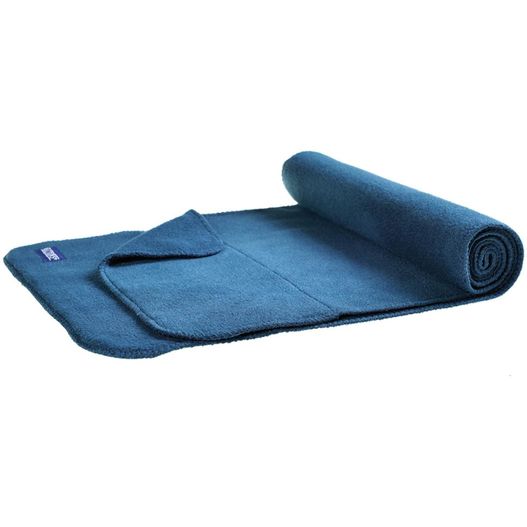 ein aufgerolltes handtuch auf weißem hintergrund Fleece-Schal deluxe (Bild 1)