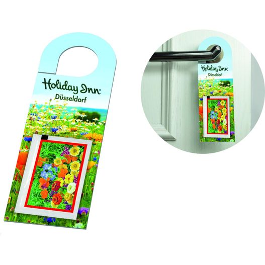 ein türbügel mit einem bild von einem feld von blumen Türanhänger Blühendes Willkommen (Bild 1)