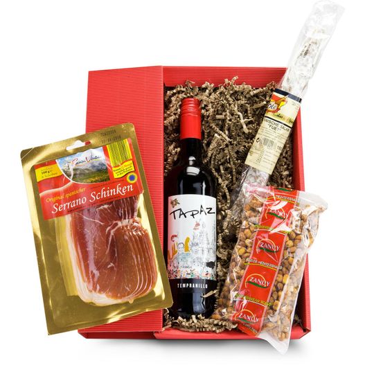 eine rote box mit einer flasche wein, eine tasche mit essen und eine tasche mit chips Geschenkset / Präsenteset: Tapas Serrano (Bild 1)