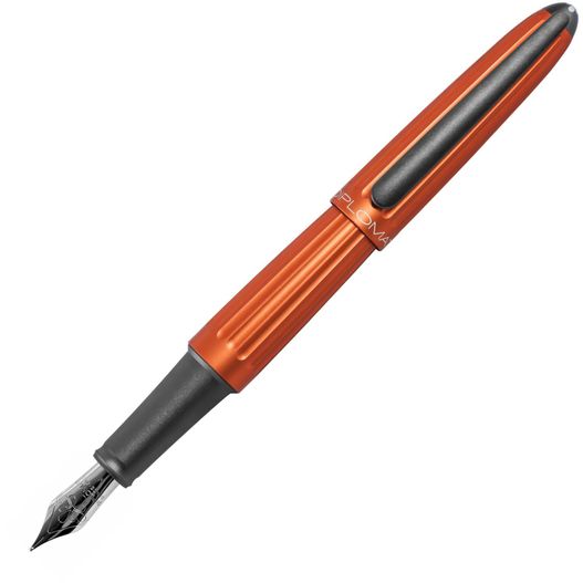 ein stift mit schwarzer spitze und orangefarbenem trimm Diplomat AERO / Füllfederhalter (Bild 1)