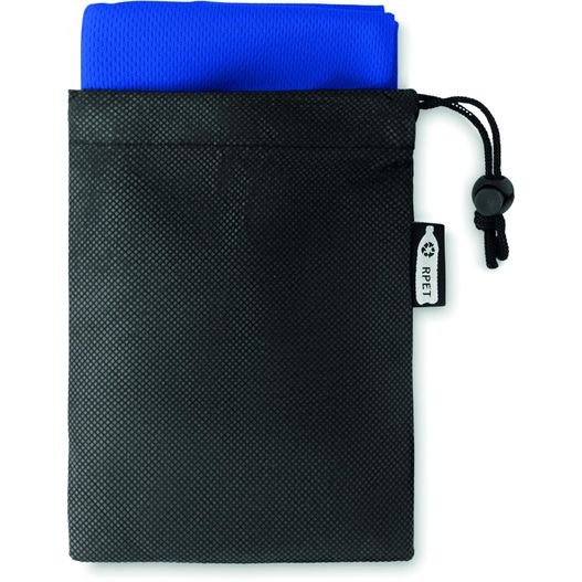 ein schwarzer beutel mit einer blauen tasche innen RPET Sporthandtuch mit Beutel TUKO RPET (Bild 1)