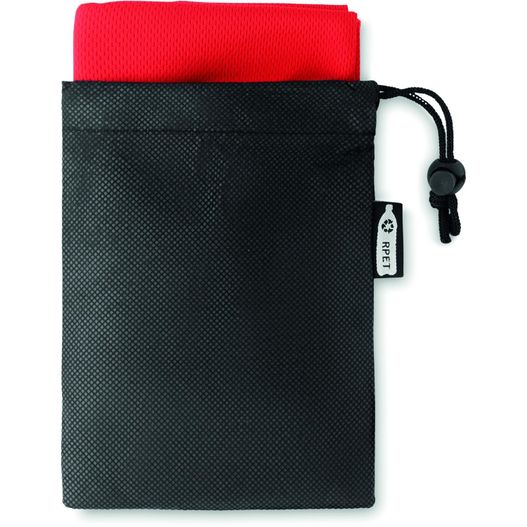 ein schwarzer beutel mit einer roten tasche innen RPET Sporthandtuch mit Beutel TUKO RPET (Bild 1)