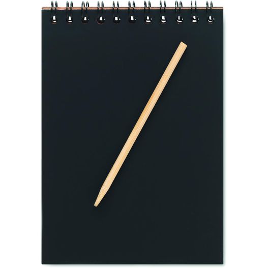 ein schwarzes notizbuch mit einem bleistift darüber Notizbuch mit Kratzpapier BLACK (Bild 1)