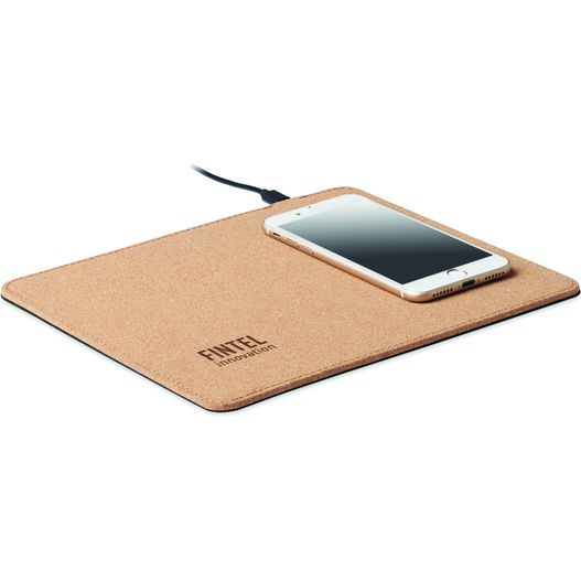 ein handy sitzt auf einem braunen mauspad Mousepad mit Ladestation 15W WIRELESS MATTY (Bild 1)