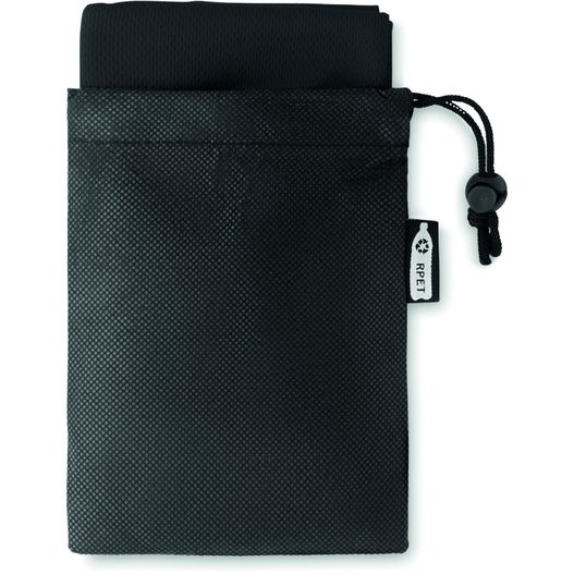 ein schwarzer beutel mit einem tag darauf RPET Sporthandtuch mit Beutel TUKO RPET (Bild 1)