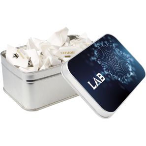 Rechteckige Dose gefüllt mit Süßigkeiten