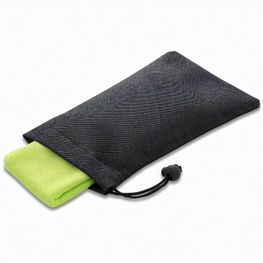 Produktabbildung BERNAL. Sporthandtuch aus recyceltem Polyester (100% rPET) dient zur Erfrischung mit Vliesstoffbeutel BERNAL. Sporthandtuch aus recyceltem Polyester (100% rPET) dient zur Erfrischung mit Vliesstoffbeutel