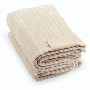 CELINE. Decke aus recyceltem Polyester (100 % rPET) mit einem Aufnäher zur individuellen Veredelung
