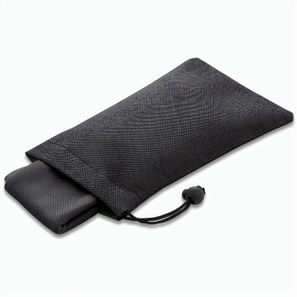 BERNAL. Sporthandtuch aus recyceltem Polyester (100% rPET) dient zur Erfrischung mit Vliesstoffbeutel