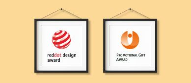 2 hängende Bilderrahmen mit den Logos vom reddot design award und Promotional Gift Award