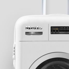 Ein Trolli ist mit einem Logo und einer digitalen Waschmaschinenanzeige bedruckt.