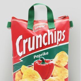 Eine Tragetasche trägt das Aussehen einer Crunchips-Chipstüte.