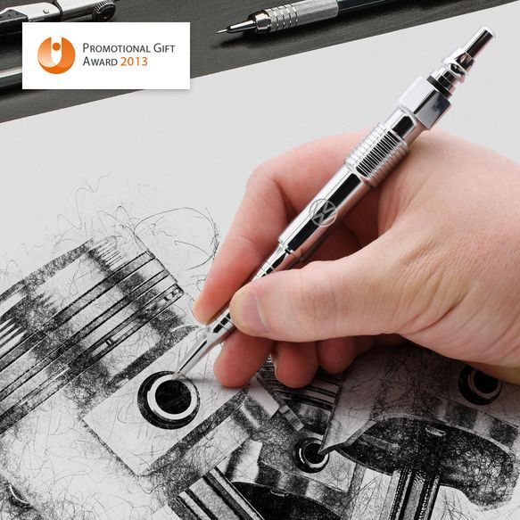 Mit einem Kugelschreiber, der im Aussehen an eine Glühkerze erinnert, wird eine technische Zeichnung erstellt.